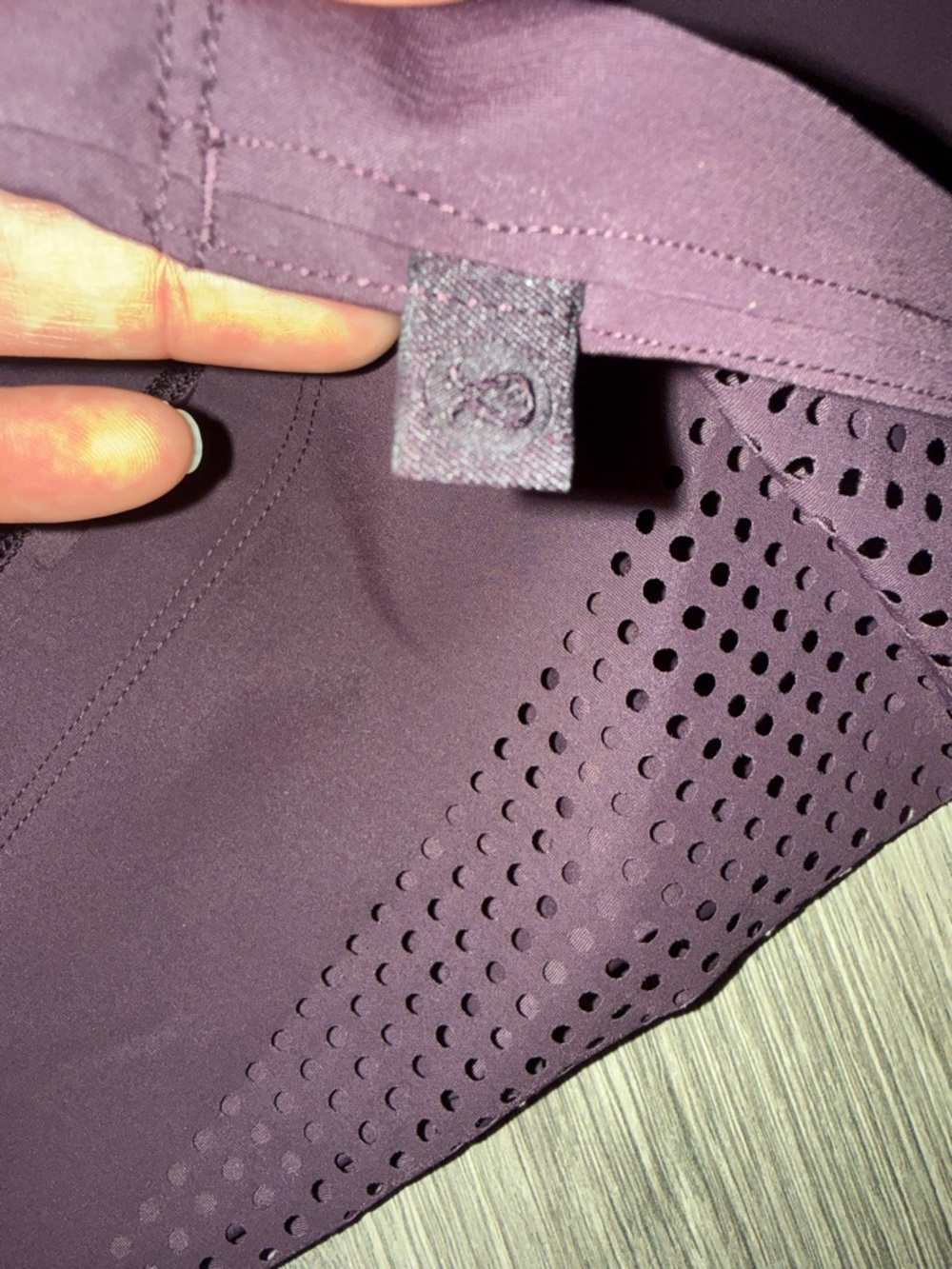 Lululemon Women’s Short Sleeve V-Neck Top in Plum - Picture 4 of 8